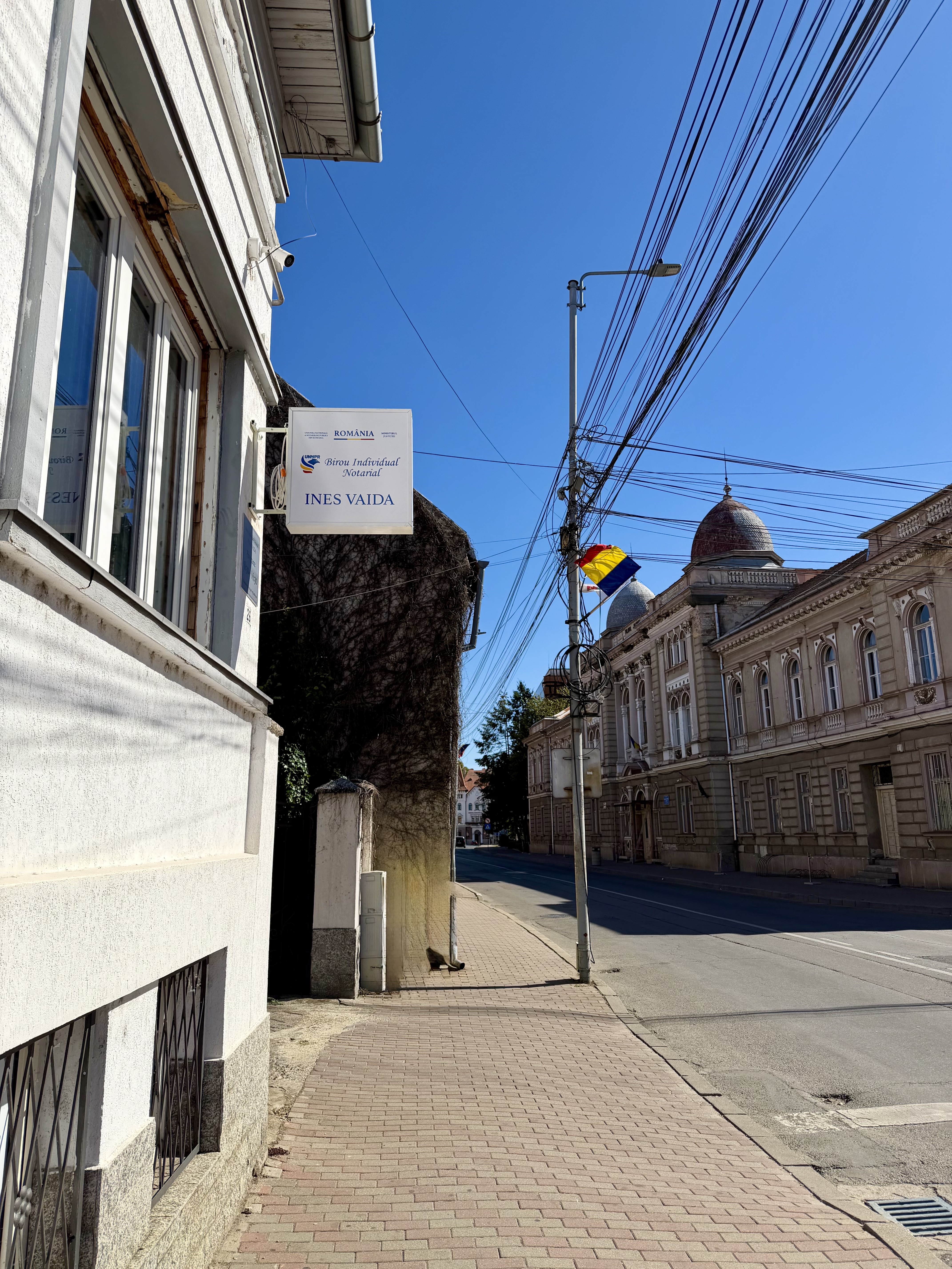 Fațada și firma biroului notarial de pe strada 20 Decembrie 1989