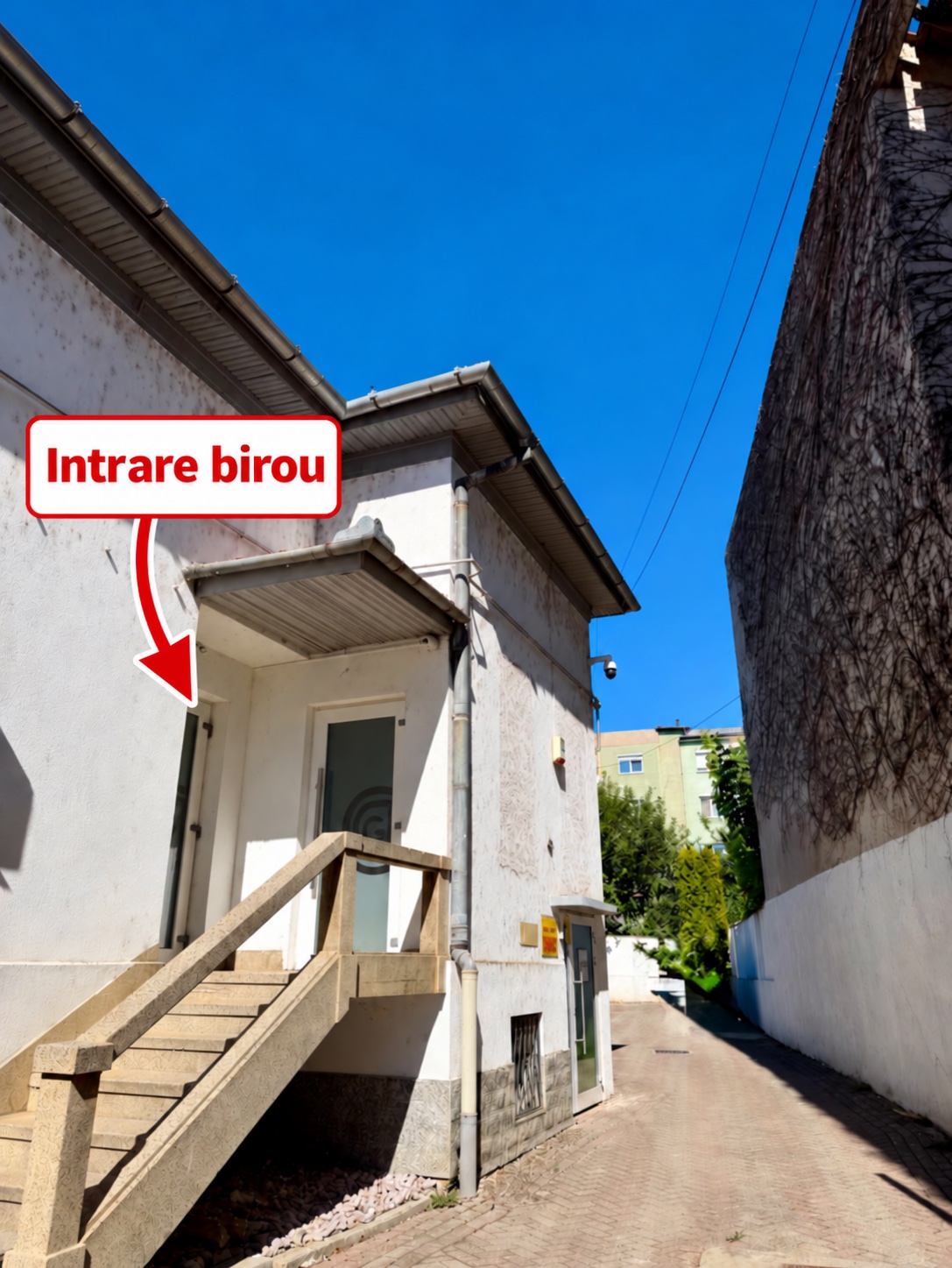 Firma biroului notarial, văzută dinspre centrul orașului